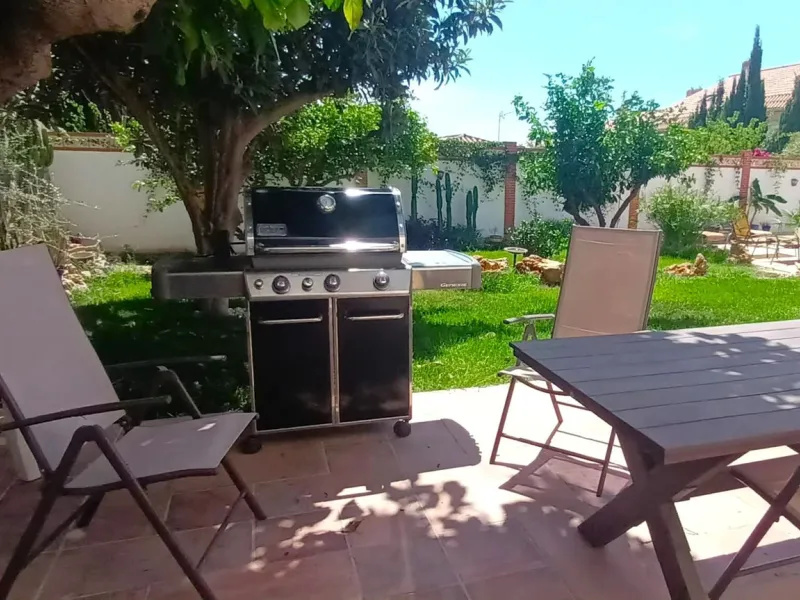 Excellent detached villa with private pool in a very convenient location between Arroyo de la Miel town centre and the motorway, giving easy access to Malaga.  The area is quiet and residential, and easy walking distance to the Norwegian School and the CE