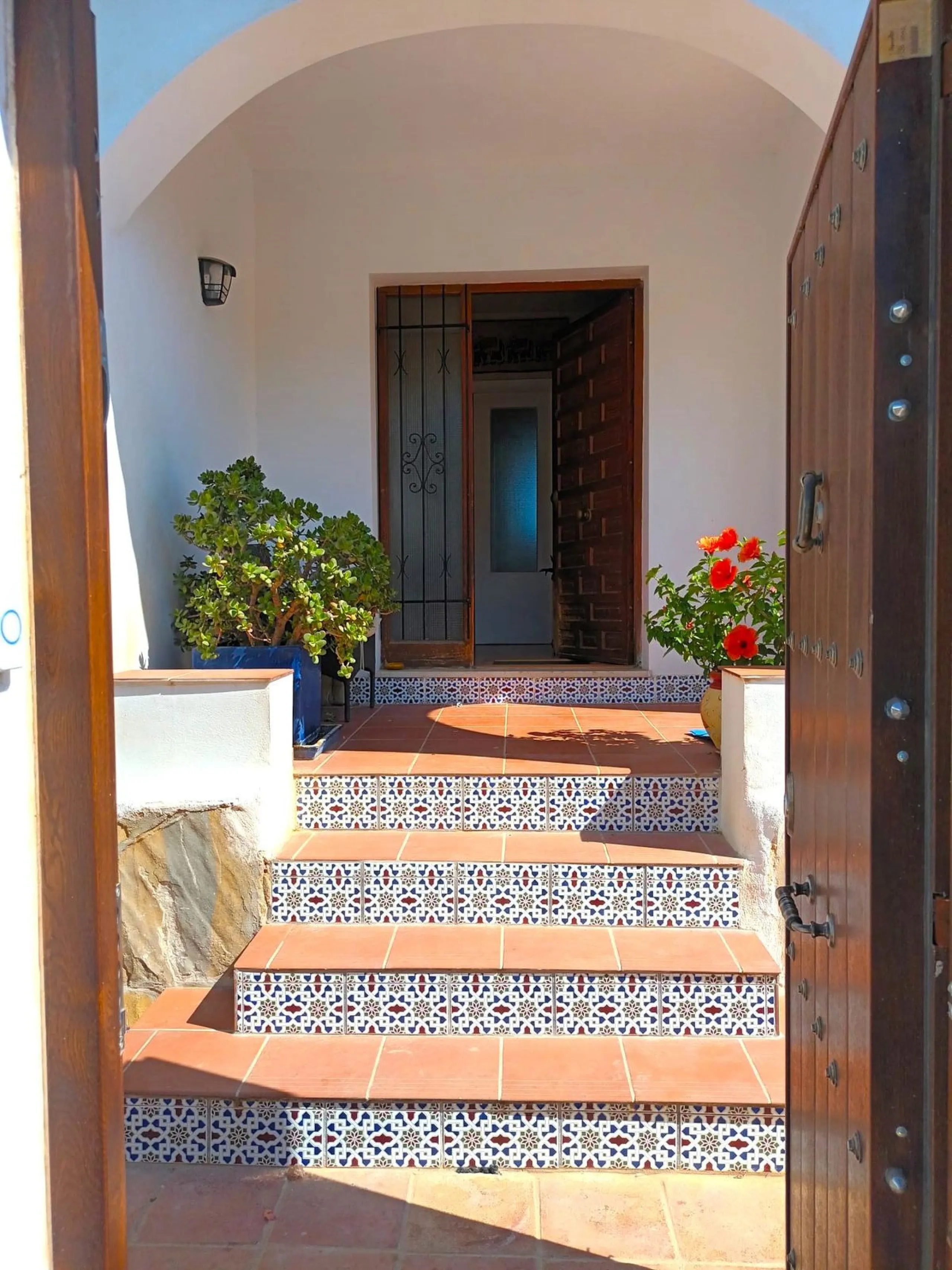 Excellent detached villa with private pool in a very convenient location between Arroyo de la Miel town centre and the motorway, giving easy access to Malaga.  The area is quiet and residential, and easy walking distance to the Norwegian School and the CE