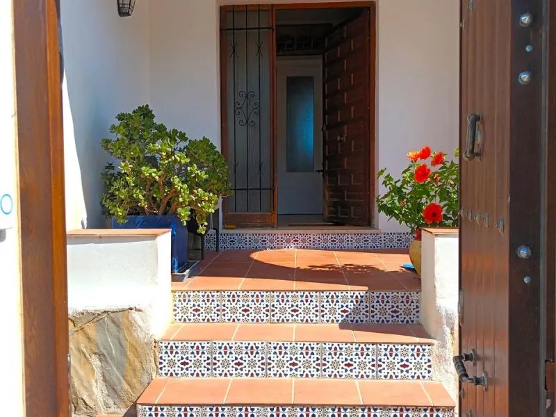 Excellent detached villa with private pool in a very convenient location between Arroyo de la Miel town centre and the motorway, giving easy access to Malaga.  The area is quiet and residential, and easy walking distance to the Norwegian School and the CE