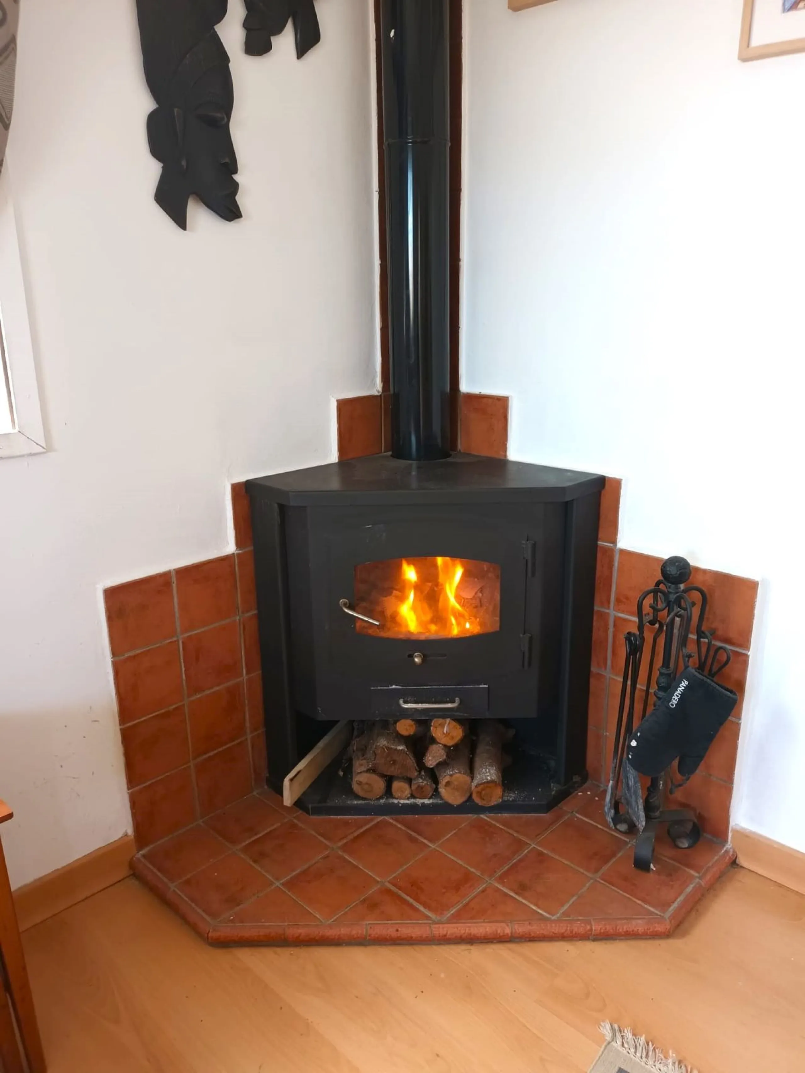 Excellent detached villa with private pool in a very convenient location between Arroyo de la Miel town centre and the motorway, giving easy access to Malaga.  The area is quiet and residential, and easy walking distance to the Norwegian School and the CE