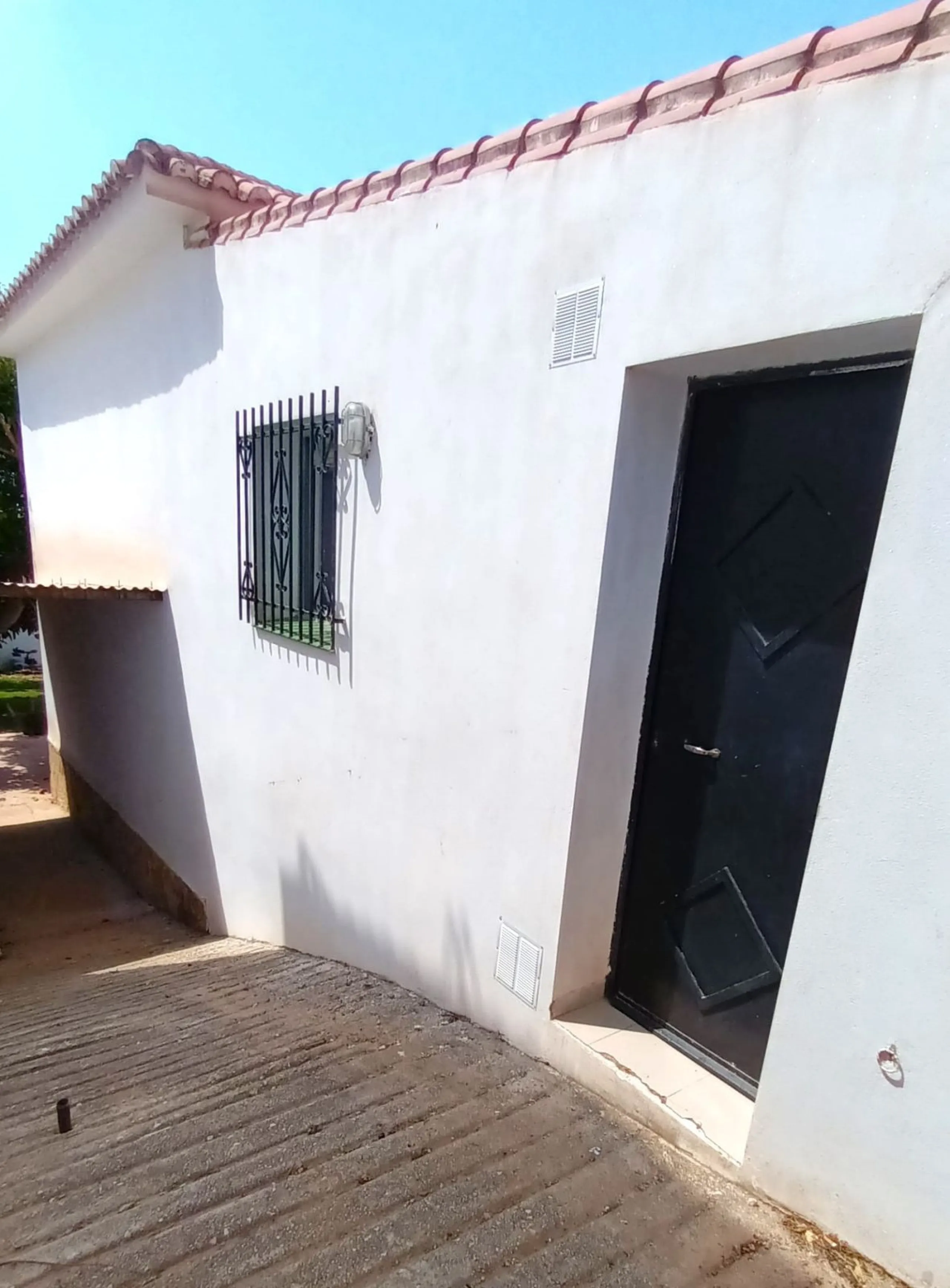 Excellent detached villa with private pool in a very convenient location between Arroyo de la Miel town centre and the motorway, giving easy access to Malaga.  The area is quiet and residential, and easy walking distance to the Norwegian School and the CE