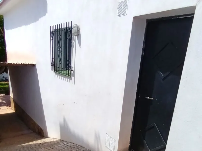 Excellent detached villa with private pool in a very convenient location between Arroyo de la Miel town centre and the motorway, giving easy access to Malaga.  The area is quiet and residential, and easy walking distance to the Norwegian School and the CE