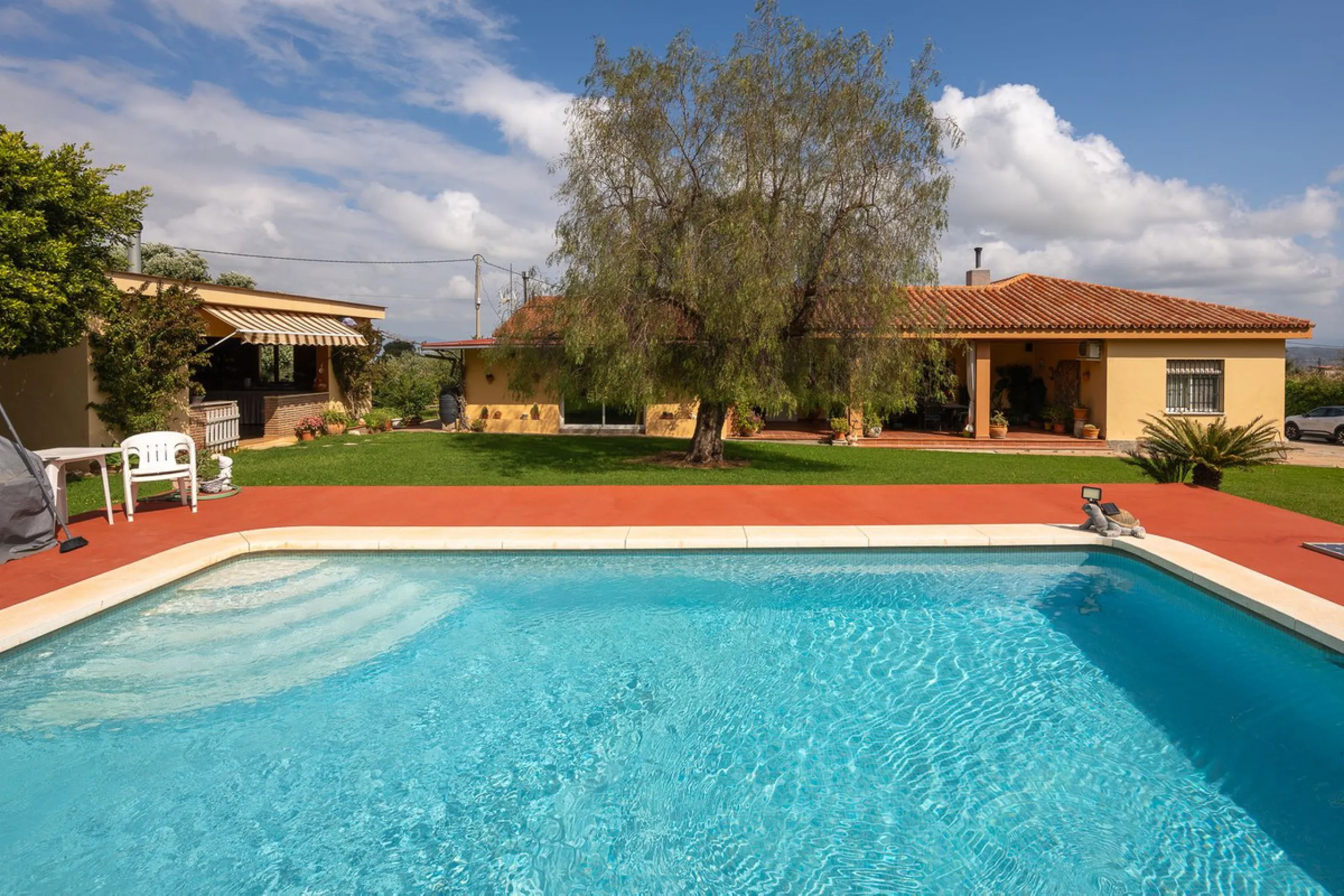 An unbeatable 11,000 m2 finca with views of the Alhaurin mountains and just 5 minutes from Lauro Golf. Within its perimeter there is a house in one level plus an independent apartment having both properties access from a really spacious cover porch. The m