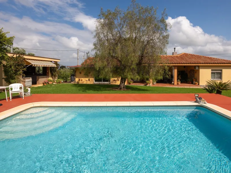 An unbeatable 11,000 m2 finca with views of the Alhaurin mountains and just 5 minutes from Lauro Golf. Within its perimeter there is a house in one level plus an independent apartment having both properties access from a really spacious cover porch. The m