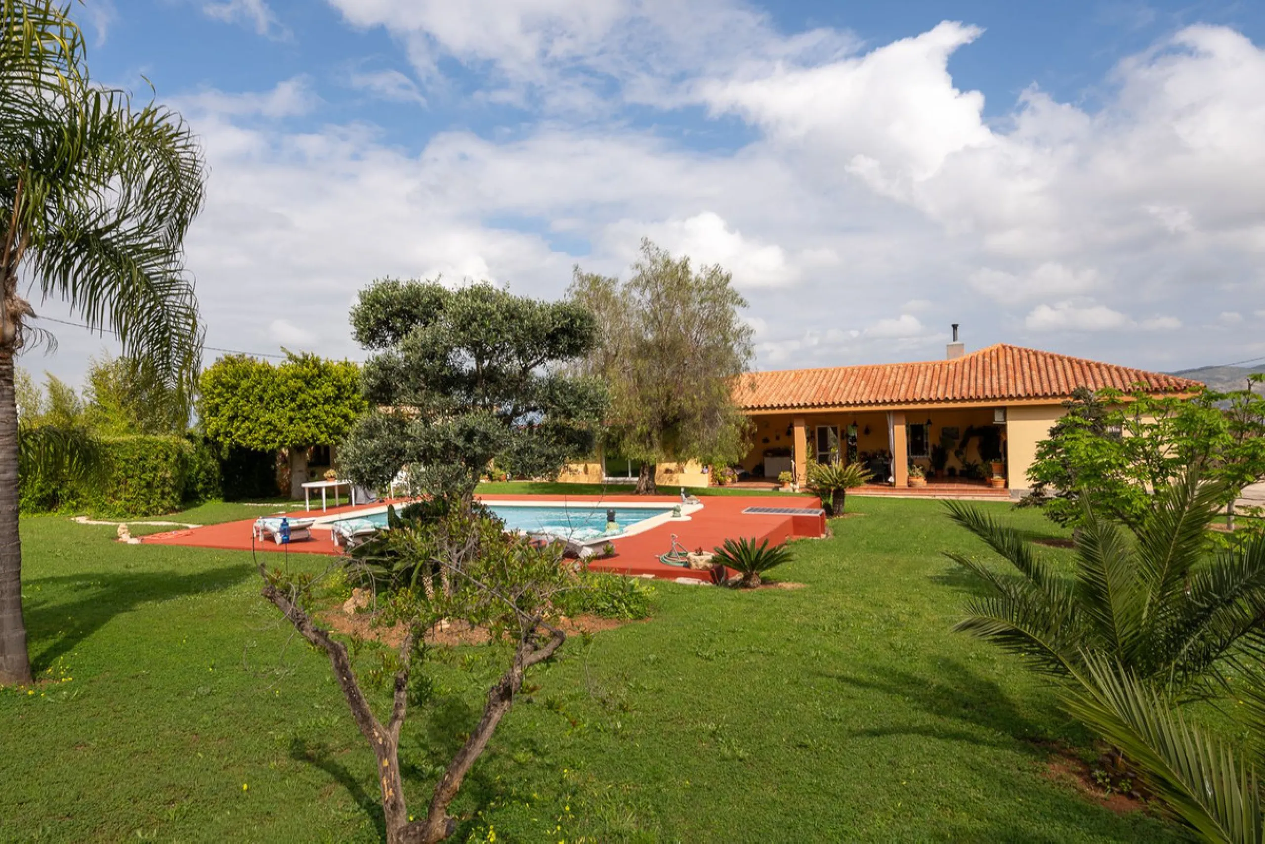 An unbeatable 11,000 m2 finca with views of the Alhaurin mountains and just 5 minutes from Lauro Golf. Within its perimeter there is a house in one level plus an independent apartment having both properties access from a really spacious cover porch. The m