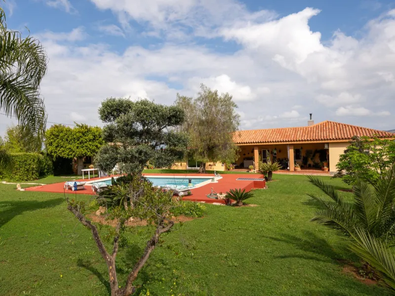An unbeatable 11,000 m2 finca with views of the Alhaurin mountains and just 5 minutes from Lauro Golf. Within its perimeter there is a house in one level plus an independent apartment having both properties access from a really spacious cover porch. The m