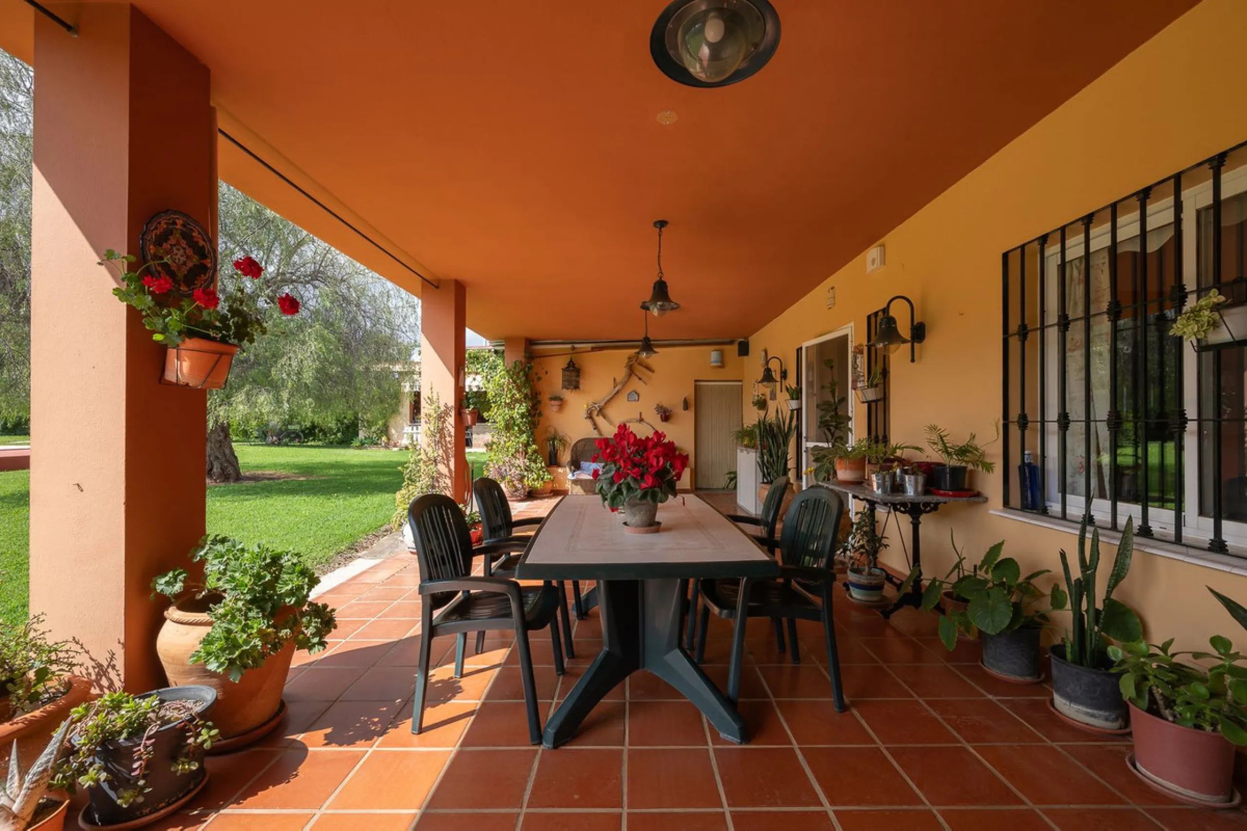 An unbeatable 11,000 m2 finca with views of the Alhaurin mountains and just 5 minutes from Lauro Golf. Within its perimeter there is a house in one level plus an independent apartment having both properties access from a really spacious cover porch. The m