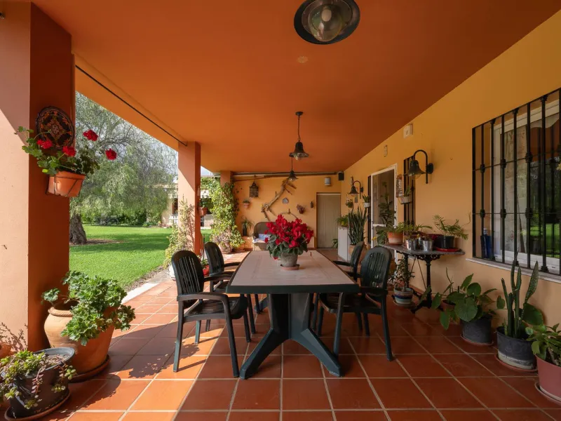 An unbeatable 11,000 m2 finca with views of the Alhaurin mountains and just 5 minutes from Lauro Golf. Within its perimeter there is a house in one level plus an independent apartment having both properties access from a really spacious cover porch. The m