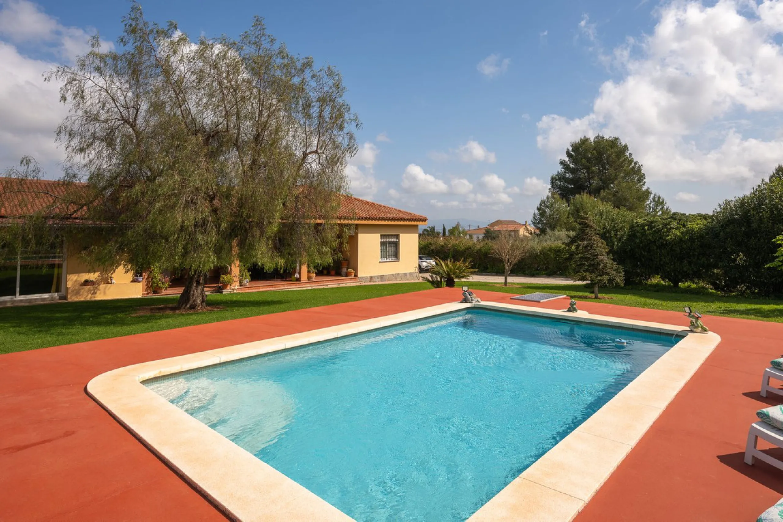 An unbeatable 11,000 m2 finca with views of the Alhaurin mountains and just 5 minutes from Lauro Golf. Within its perimeter there is a house in one level plus an independent apartment having both properties access from a really spacious cover porch. The m