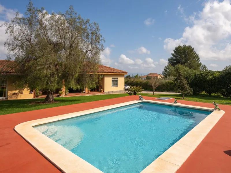 An unbeatable 11,000 m2 finca with views of the Alhaurin mountains and just 5 minutes from Lauro Golf. Within its perimeter there is a house in one level plus an independent apartment having both properties access from a really spacious cover porch. The m