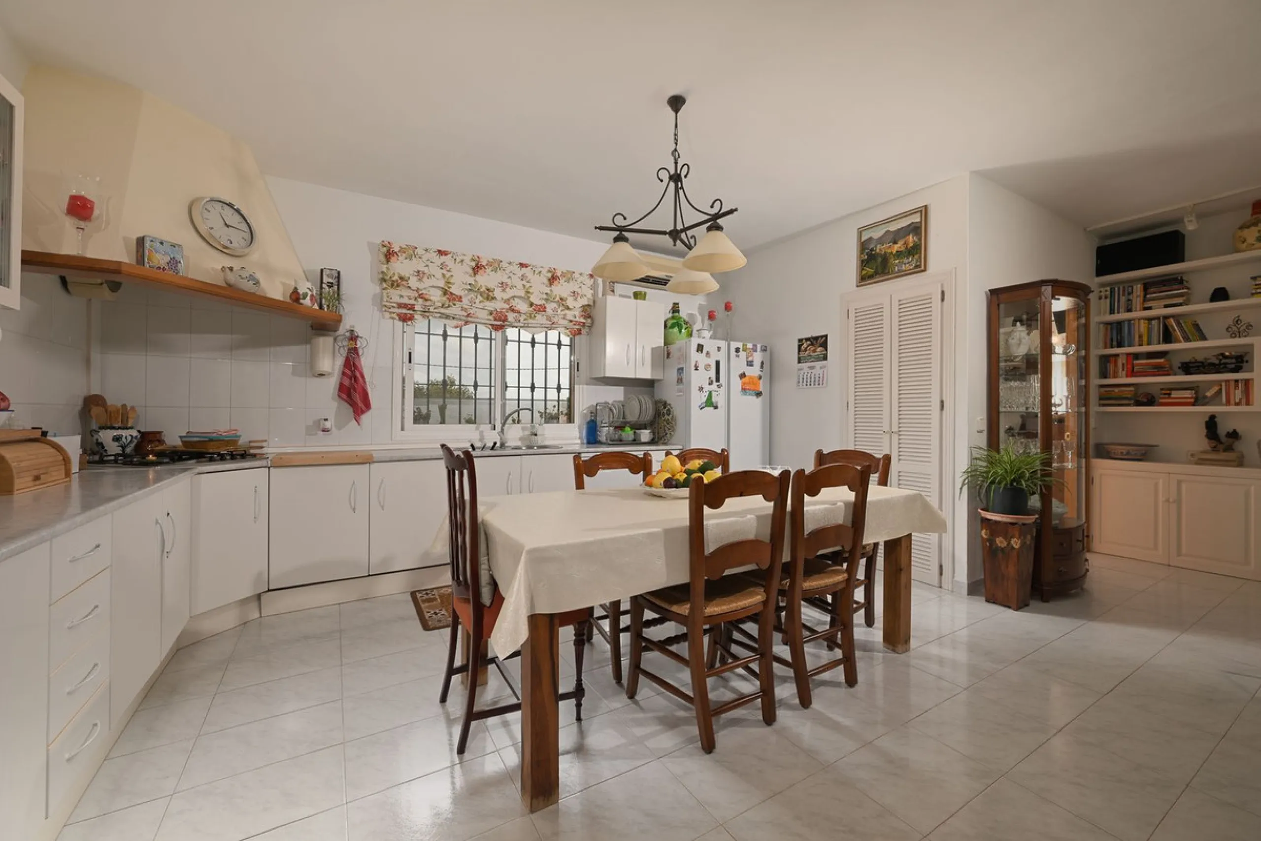 An unbeatable 11,000 m2 finca with views of the Alhaurin mountains and just 5 minutes from Lauro Golf. Within its perimeter there is a house in one level plus an independent apartment having both properties access from a really spacious cover porch. The m
