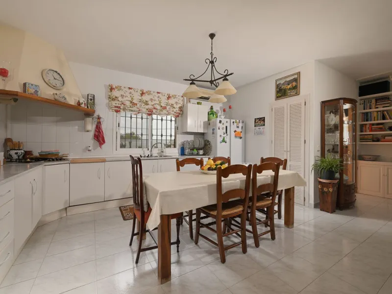 An unbeatable 11,000 m2 finca with views of the Alhaurin mountains and just 5 minutes from Lauro Golf. Within its perimeter there is a house in one level plus an independent apartment having both properties access from a really spacious cover porch. The m