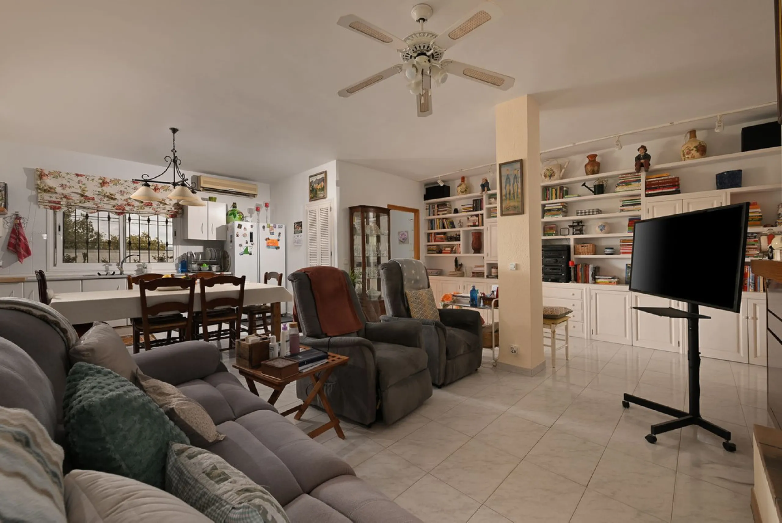 An unbeatable 11,000 m2 finca with views of the Alhaurin mountains and just 5 minutes from Lauro Golf. Within its perimeter there is a house in one level plus an independent apartment having both properties access from a really spacious cover porch. The m