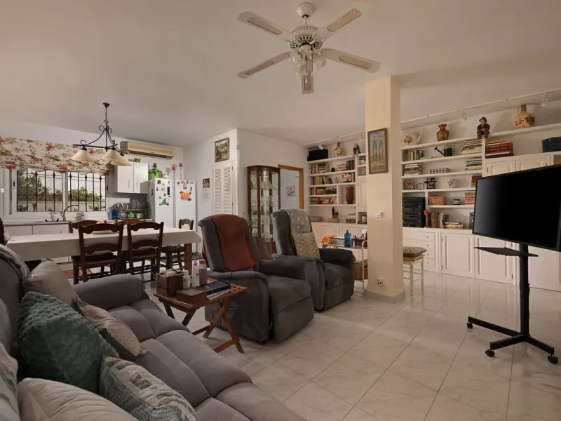 An unbeatable 11,000 m2 finca with views of the Alhaurin mountains and just 5 minutes from Lauro Golf. Within its perimeter there is a house in one level plus an independent apartment having both properties access from a really spacious cover porch. The m