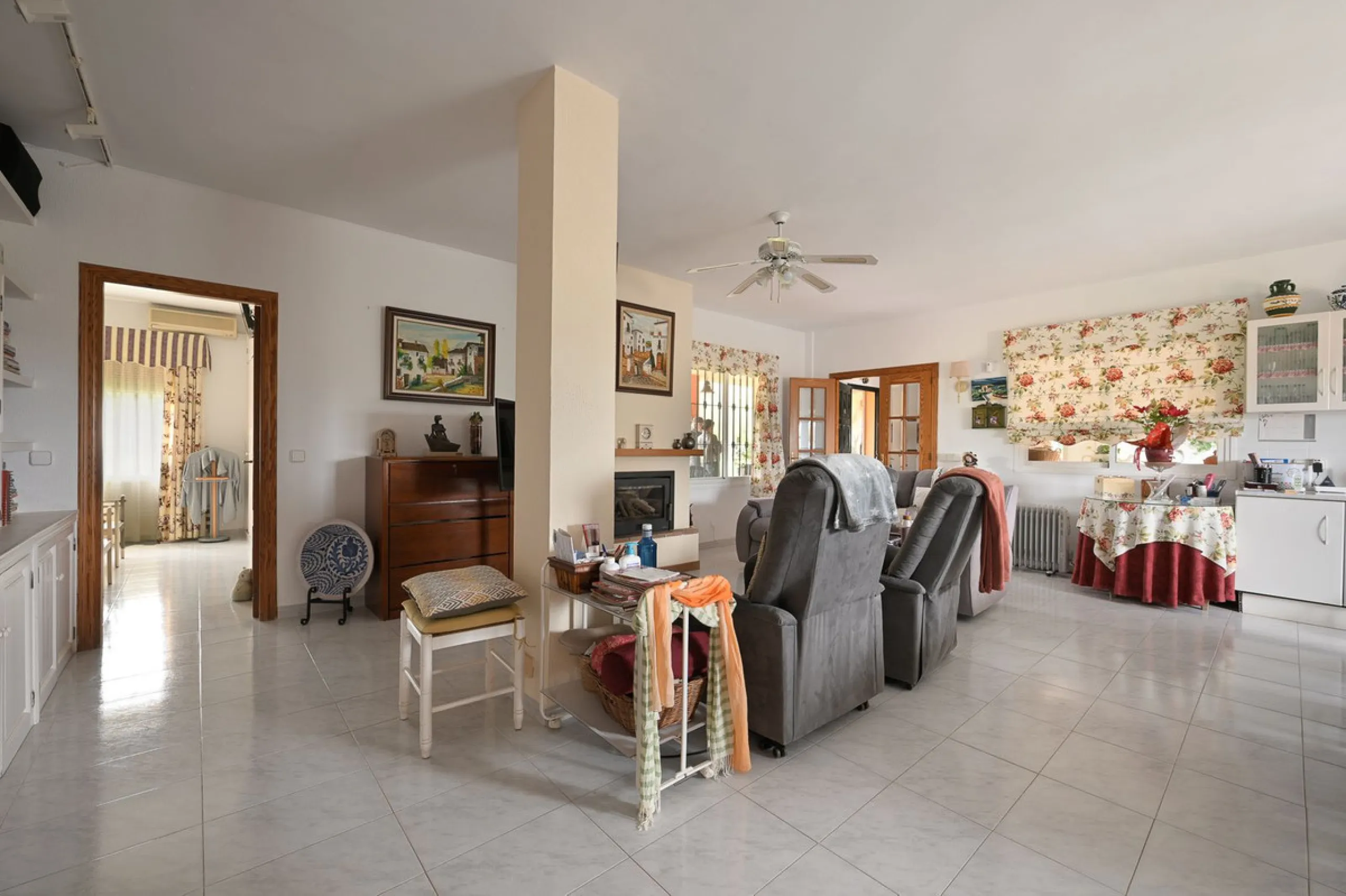 An unbeatable 11,000 m2 finca with views of the Alhaurin mountains and just 5 minutes from Lauro Golf. Within its perimeter there is a house in one level plus an independent apartment having both properties access from a really spacious cover porch. The m