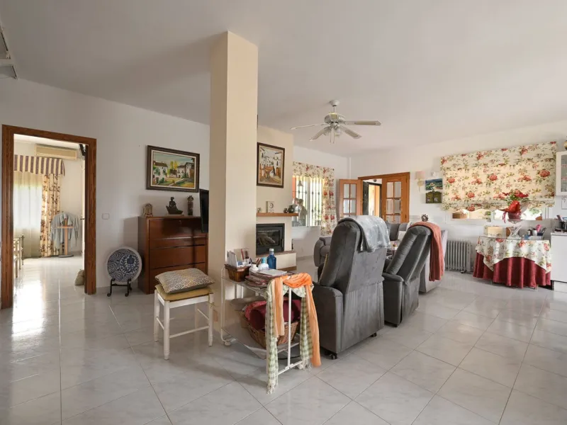 An unbeatable 11,000 m2 finca with views of the Alhaurin mountains and just 5 minutes from Lauro Golf. Within its perimeter there is a house in one level plus an independent apartment having both properties access from a really spacious cover porch. The m