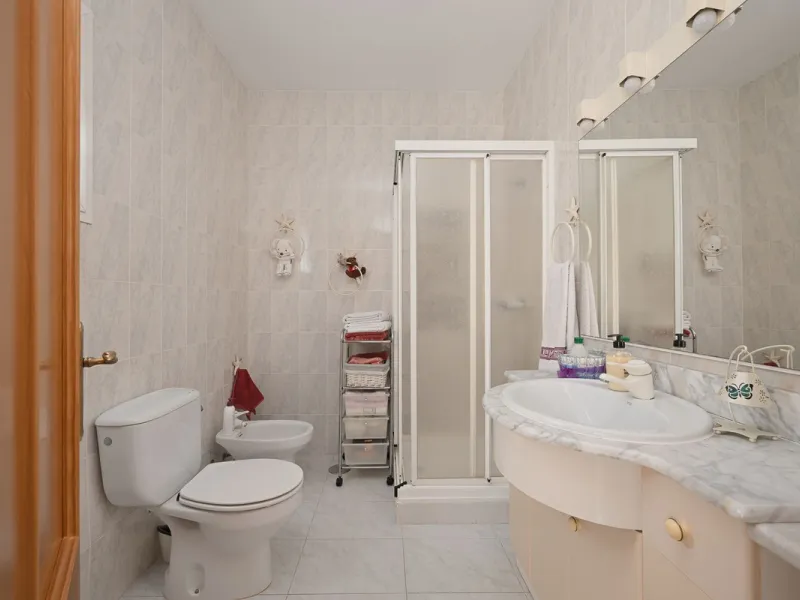 An unbeatable 11,000 m2 finca with views of the Alhaurin mountains and just 5 minutes from Lauro Golf. Within its perimeter there is a house in one level plus an independent apartment having both properties access from a really spacious cover porch. The m