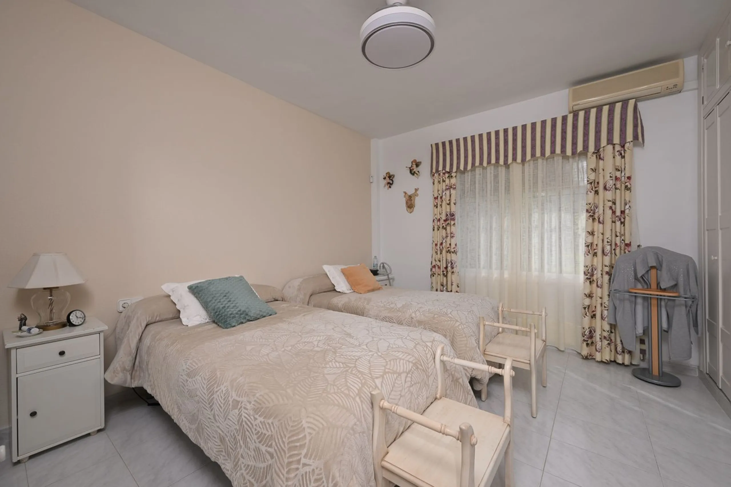 An unbeatable 11,000 m2 finca with views of the Alhaurin mountains and just 5 minutes from Lauro Golf. Within its perimeter there is a house in one level plus an independent apartment having both properties access from a really spacious cover porch. The m