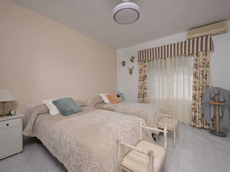 An unbeatable 11,000 m2 finca with views of the Alhaurin mountains and just 5 minutes from Lauro Golf. Within its perimeter there is a house in one level plus an independent apartment having both properties access from a really spacious cover porch. The m
