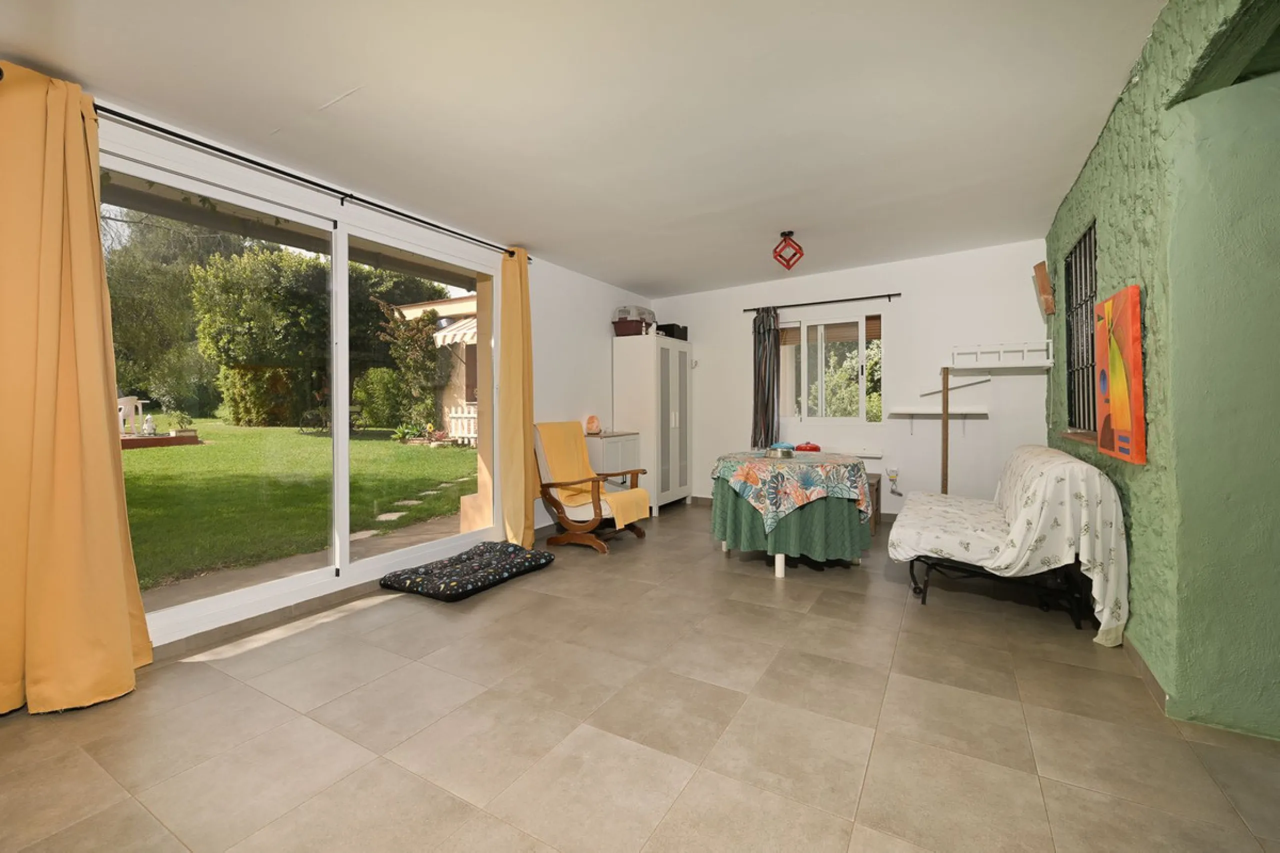 An unbeatable 11,000 m2 finca with views of the Alhaurin mountains and just 5 minutes from Lauro Golf. Within its perimeter there is a house in one level plus an independent apartment having both properties access from a really spacious cover porch. The m