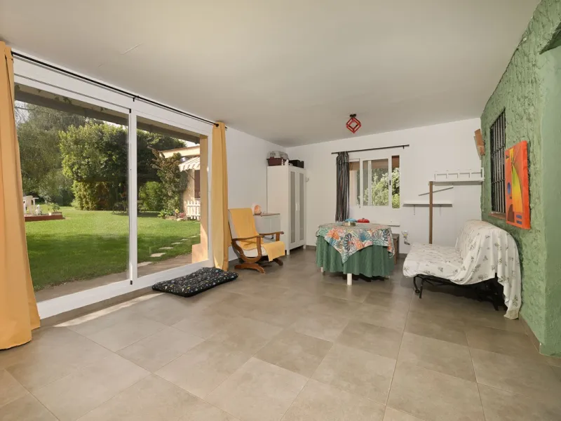 An unbeatable 11,000 m2 finca with views of the Alhaurin mountains and just 5 minutes from Lauro Golf. Within its perimeter there is a house in one level plus an independent apartment having both properties access from a really spacious cover porch. The m