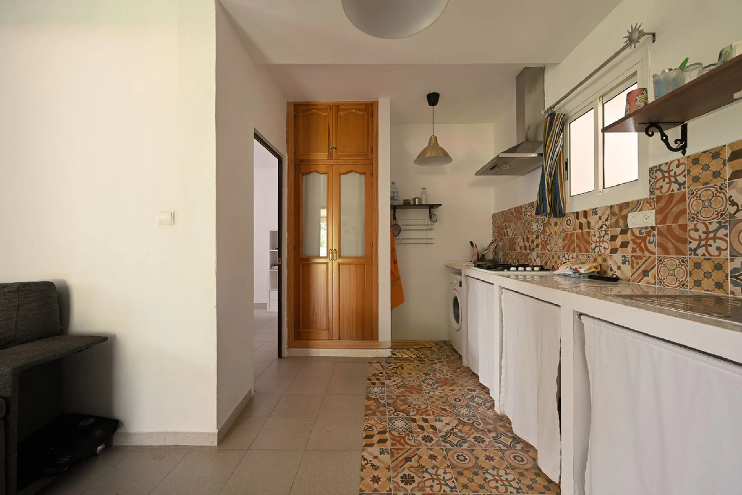 An unbeatable 11,000 m2 finca with views of the Alhaurin mountains and just 5 minutes from Lauro Golf. Within its perimeter there is a house in one level plus an independent apartment having both properties access from a really spacious cover porch. The m