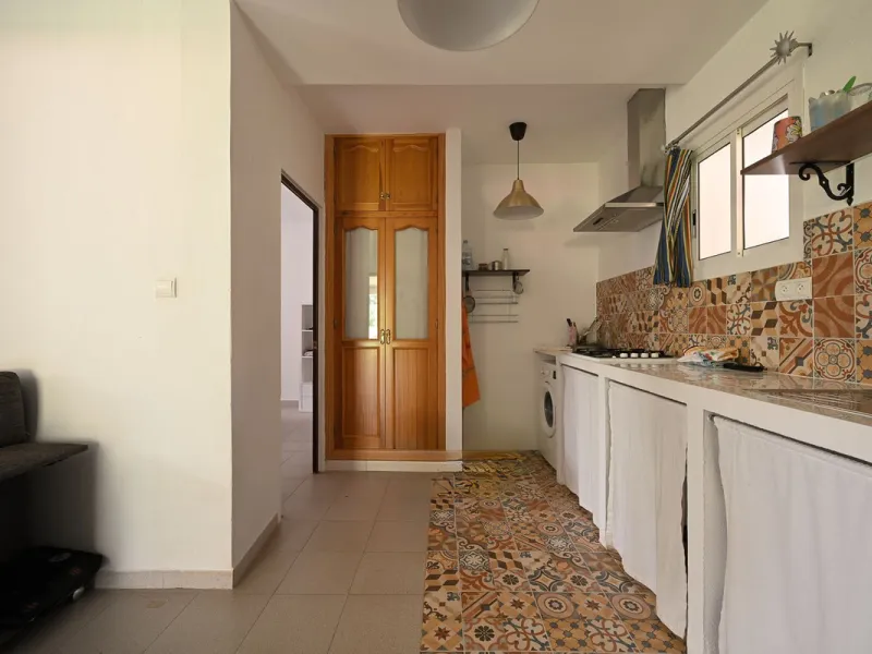 An unbeatable 11,000 m2 finca with views of the Alhaurin mountains and just 5 minutes from Lauro Golf. Within its perimeter there is a house in one level plus an independent apartment having both properties access from a really spacious cover porch. The m