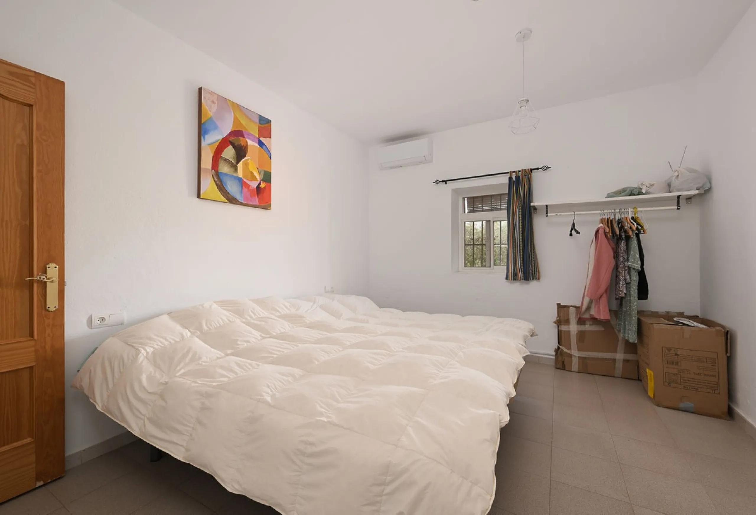 An unbeatable 11,000 m2 finca with views of the Alhaurin mountains and just 5 minutes from Lauro Golf. Within its perimeter there is a house in one level plus an independent apartment having both properties access from a really spacious cover porch. The m
