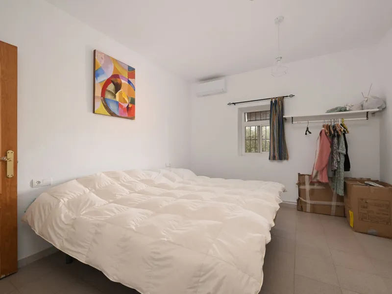 An unbeatable 11,000 m2 finca with views of the Alhaurin mountains and just 5 minutes from Lauro Golf. Within its perimeter there is a house in one level plus an independent apartment having both properties access from a really spacious cover porch. The m
