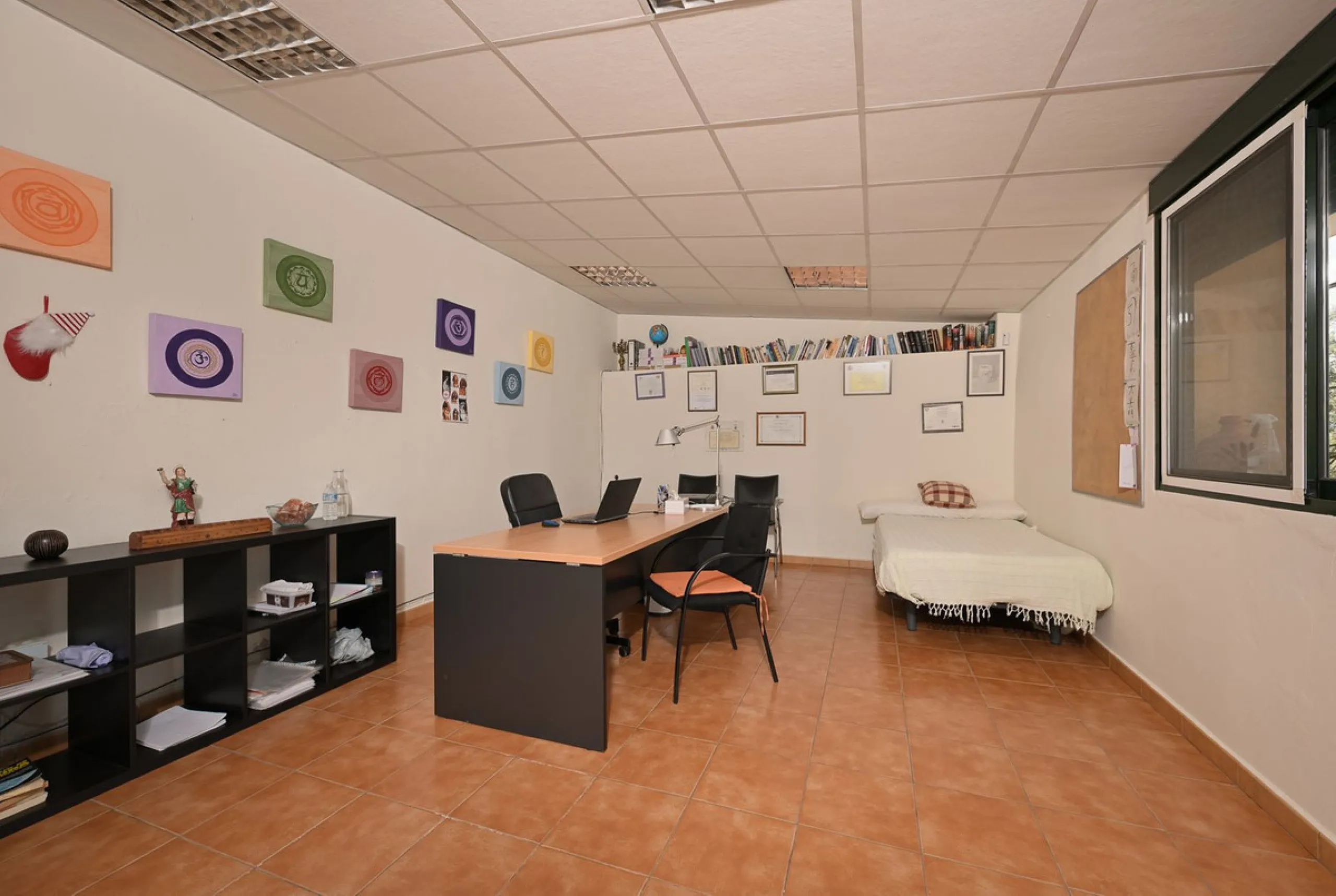 An unbeatable 11,000 m2 finca with views of the Alhaurin mountains and just 5 minutes from Lauro Golf. Within its perimeter there is a house in one level plus an independent apartment having both properties access from a really spacious cover porch. The m