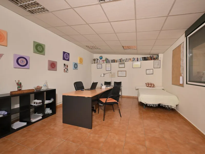 An unbeatable 11,000 m2 finca with views of the Alhaurin mountains and just 5 minutes from Lauro Golf. Within its perimeter there is a house in one level plus an independent apartment having both properties access from a really spacious cover porch. The m