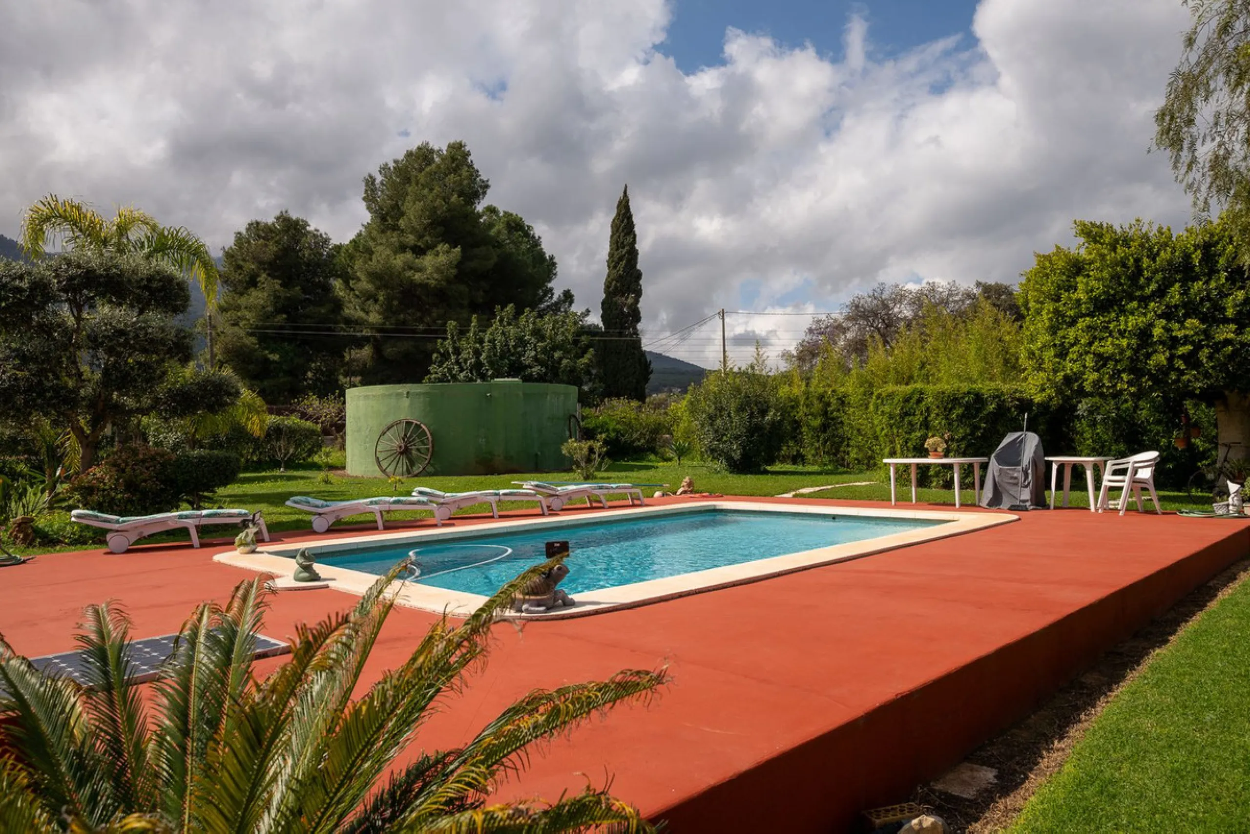 An unbeatable 11,000 m2 finca with views of the Alhaurin mountains and just 5 minutes from Lauro Golf. Within its perimeter there is a house in one level plus an independent apartment having both properties access from a really spacious cover porch. The m