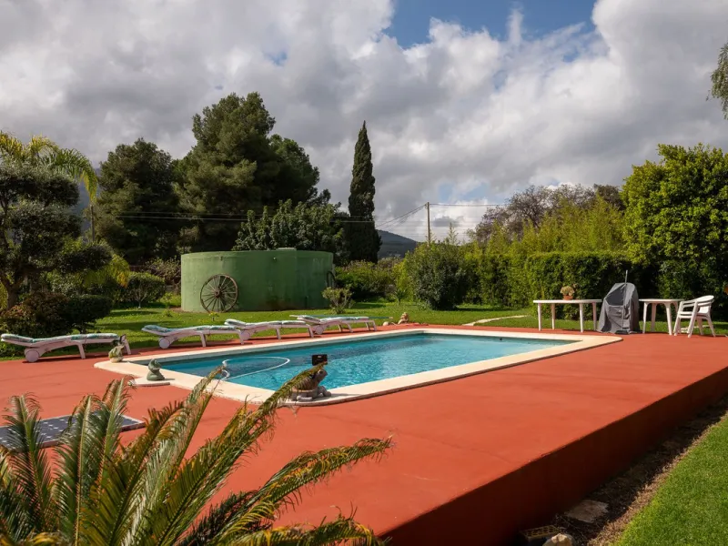 An unbeatable 11,000 m2 finca with views of the Alhaurin mountains and just 5 minutes from Lauro Golf. Within its perimeter there is a house in one level plus an independent apartment having both properties access from a really spacious cover porch. The m