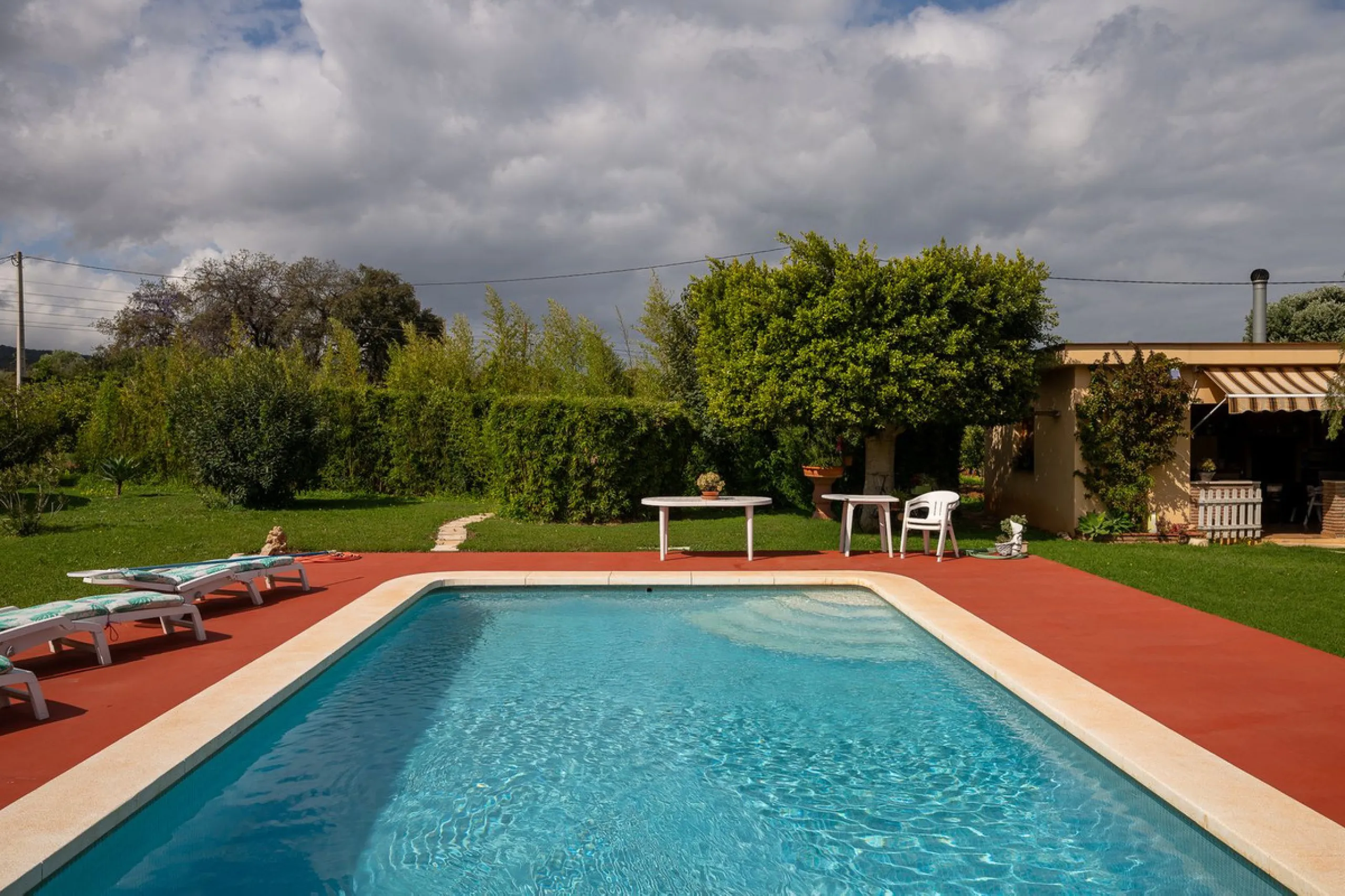 An unbeatable 11,000 m2 finca with views of the Alhaurin mountains and just 5 minutes from Lauro Golf. Within its perimeter there is a house in one level plus an independent apartment having both properties access from a really spacious cover porch. The m