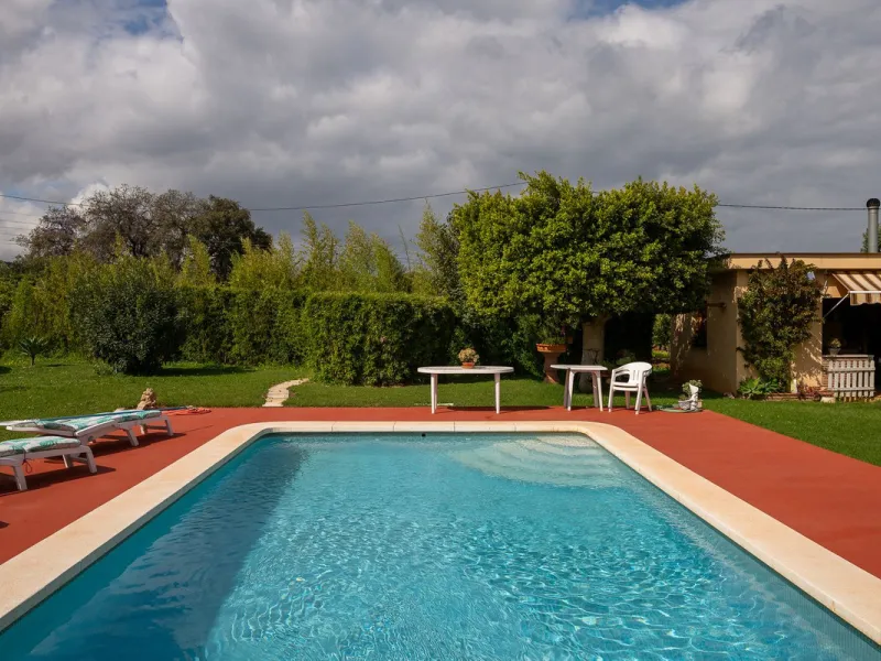 An unbeatable 11,000 m2 finca with views of the Alhaurin mountains and just 5 minutes from Lauro Golf. Within its perimeter there is a house in one level plus an independent apartment having both properties access from a really spacious cover porch. The m