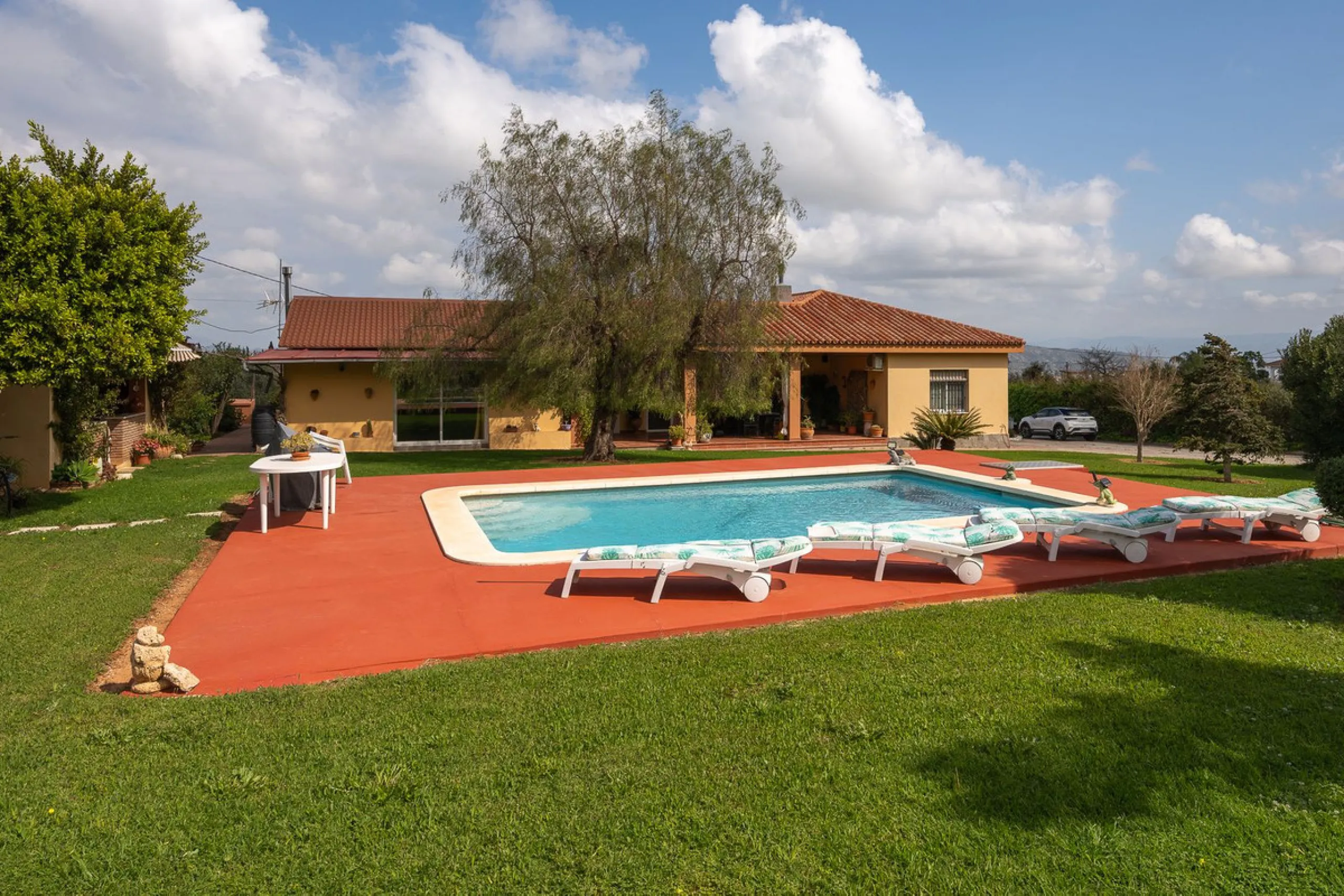 An unbeatable 11,000 m2 finca with views of the Alhaurin mountains and just 5 minutes from Lauro Golf. Within its perimeter there is a house in one level plus an independent apartment having both properties access from a really spacious cover porch. The m