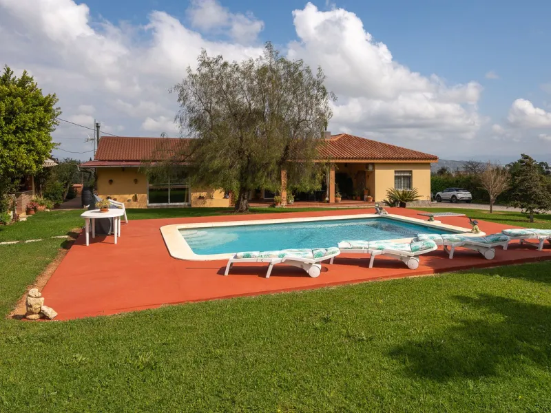 An unbeatable 11,000 m2 finca with views of the Alhaurin mountains and just 5 minutes from Lauro Golf. Within its perimeter there is a house in one level plus an independent apartment having both properties access from a really spacious cover porch. The m