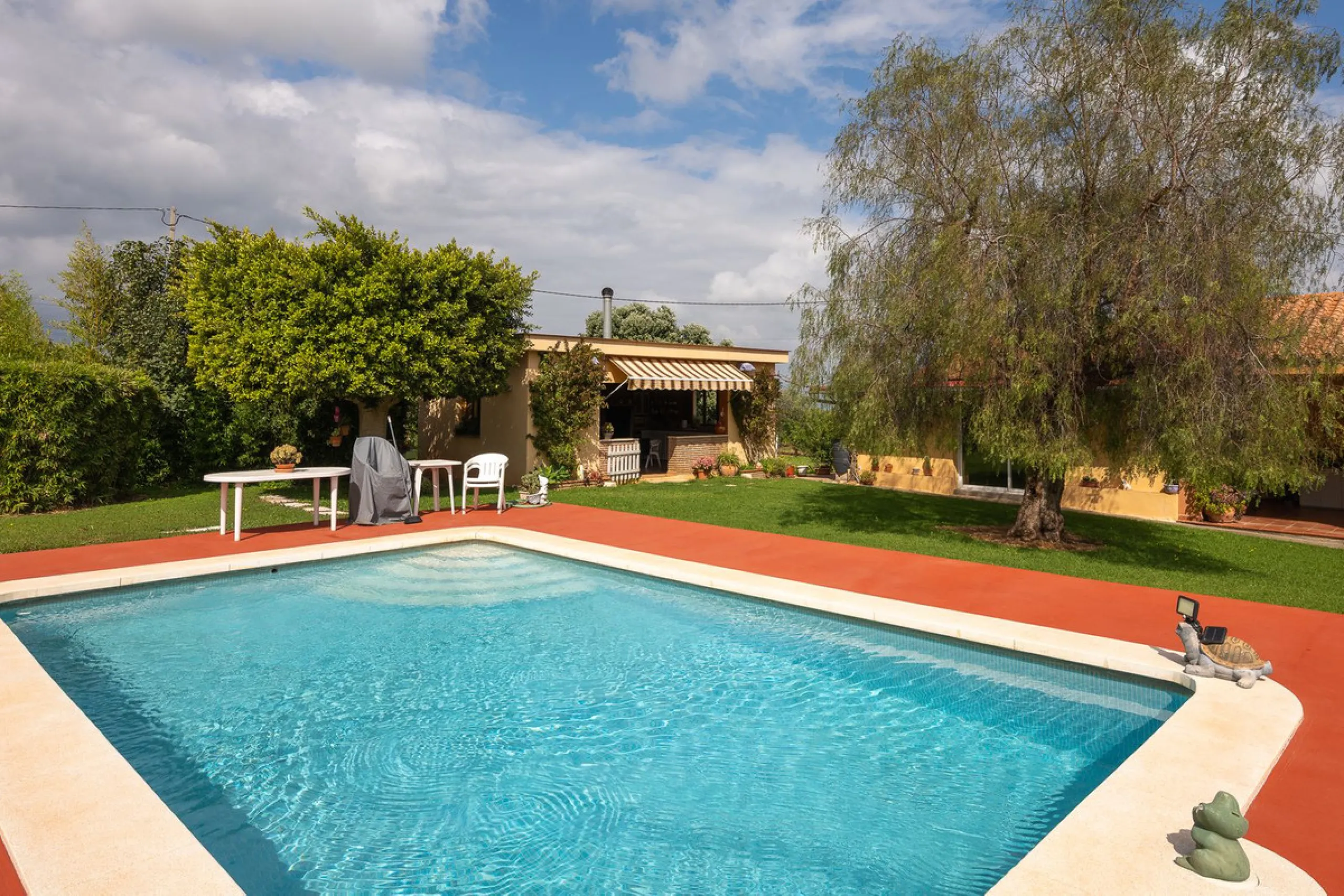An unbeatable 11,000 m2 finca with views of the Alhaurin mountains and just 5 minutes from Lauro Golf. Within its perimeter there is a house in one level plus an independent apartment having both properties access from a really spacious cover porch. The m