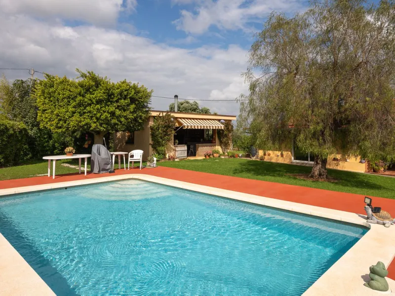 An unbeatable 11,000 m2 finca with views of the Alhaurin mountains and just 5 minutes from Lauro Golf. Within its perimeter there is a house in one level plus an independent apartment having both properties access from a really spacious cover porch. The m