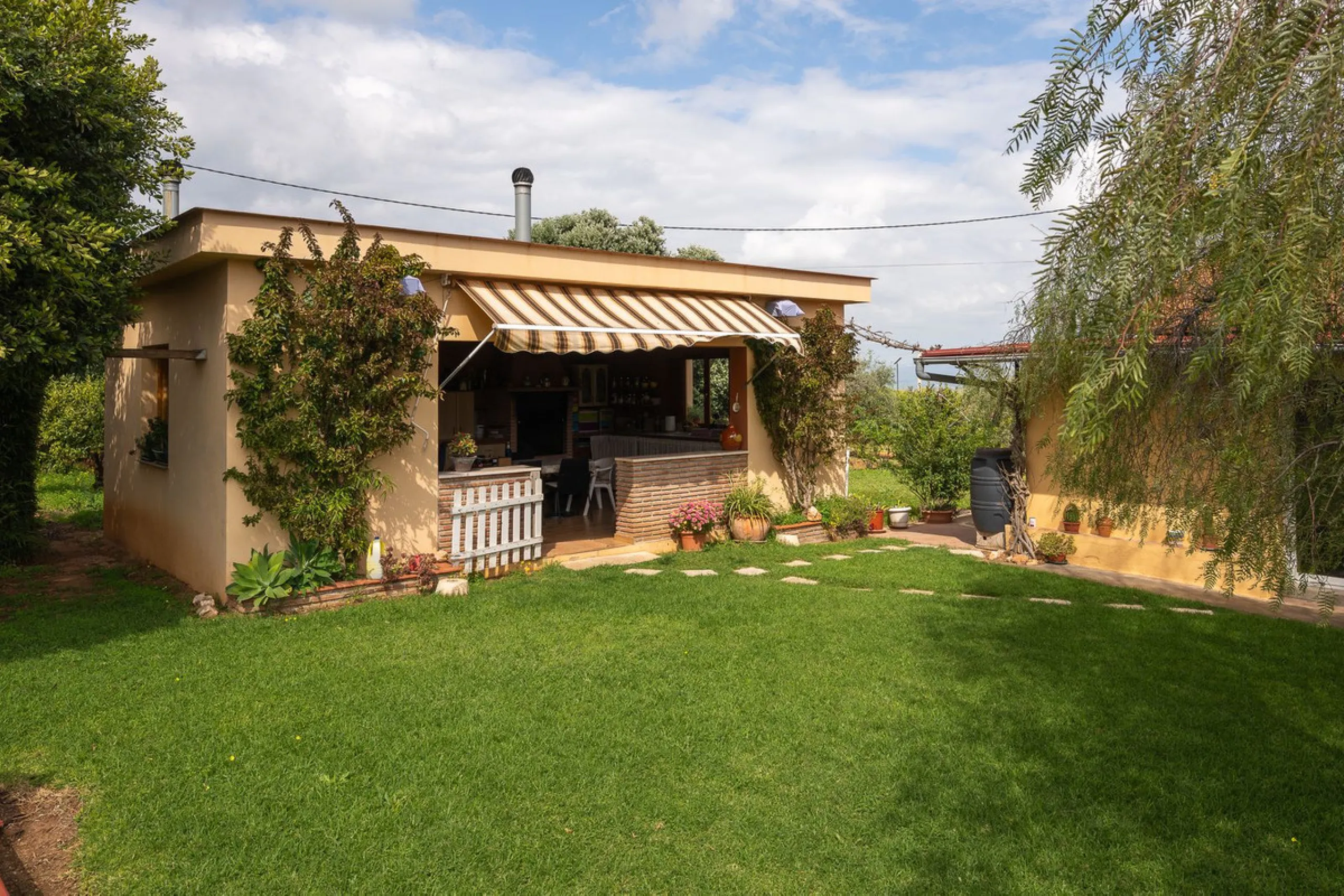An unbeatable 11,000 m2 finca with views of the Alhaurin mountains and just 5 minutes from Lauro Golf. Within its perimeter there is a house in one level plus an independent apartment having both properties access from a really spacious cover porch. The m