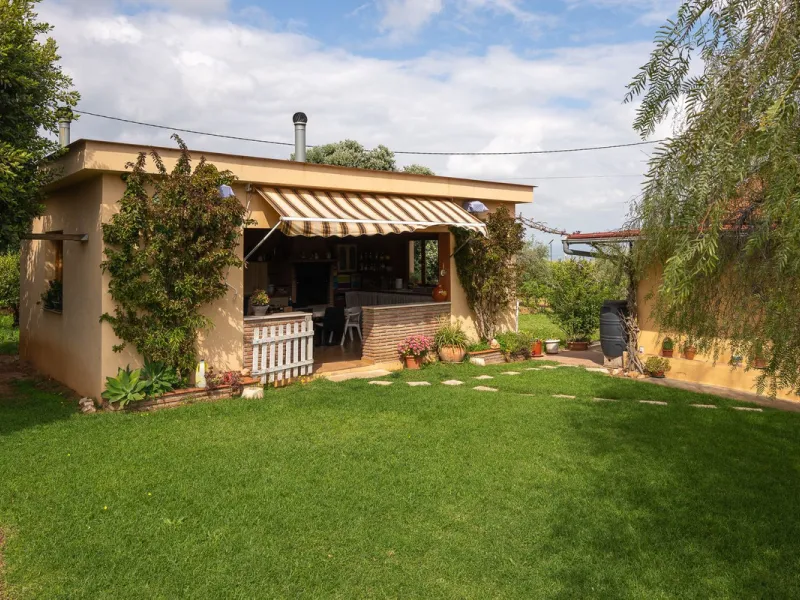 An unbeatable 11,000 m2 finca with views of the Alhaurin mountains and just 5 minutes from Lauro Golf. Within its perimeter there is a house in one level plus an independent apartment having both properties access from a really spacious cover porch. The m