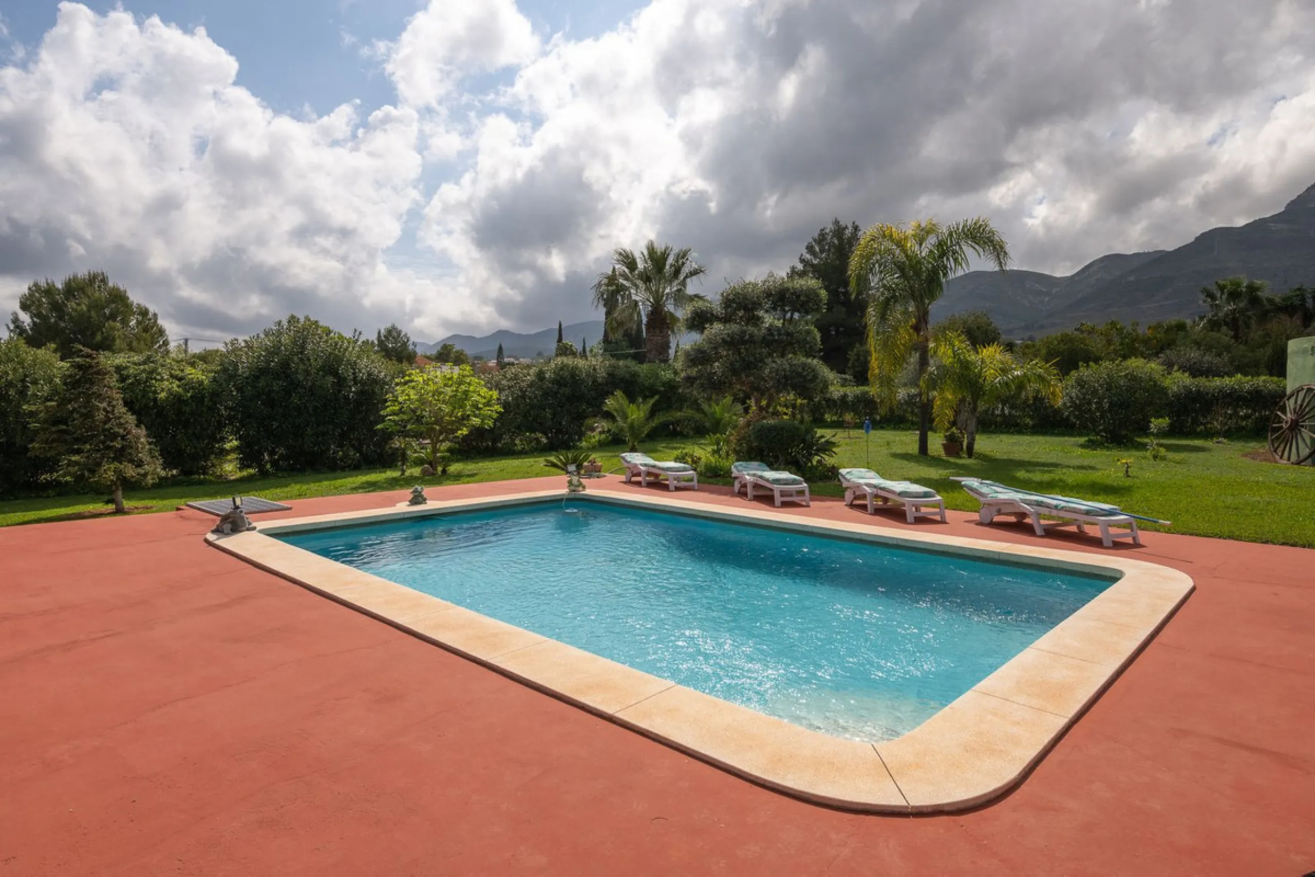 An unbeatable 11,000 m2 finca with views of the Alhaurin mountains and just 5 minutes from Lauro Golf. Within its perimeter there is a house in one level plus an independent apartment having both properties access from a really spacious cover porch. The m