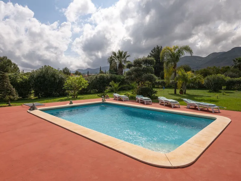 An unbeatable 11,000 m2 finca with views of the Alhaurin mountains and just 5 minutes from Lauro Golf. Within its perimeter there is a house in one level plus an independent apartment having both properties access from a really spacious cover porch. The m