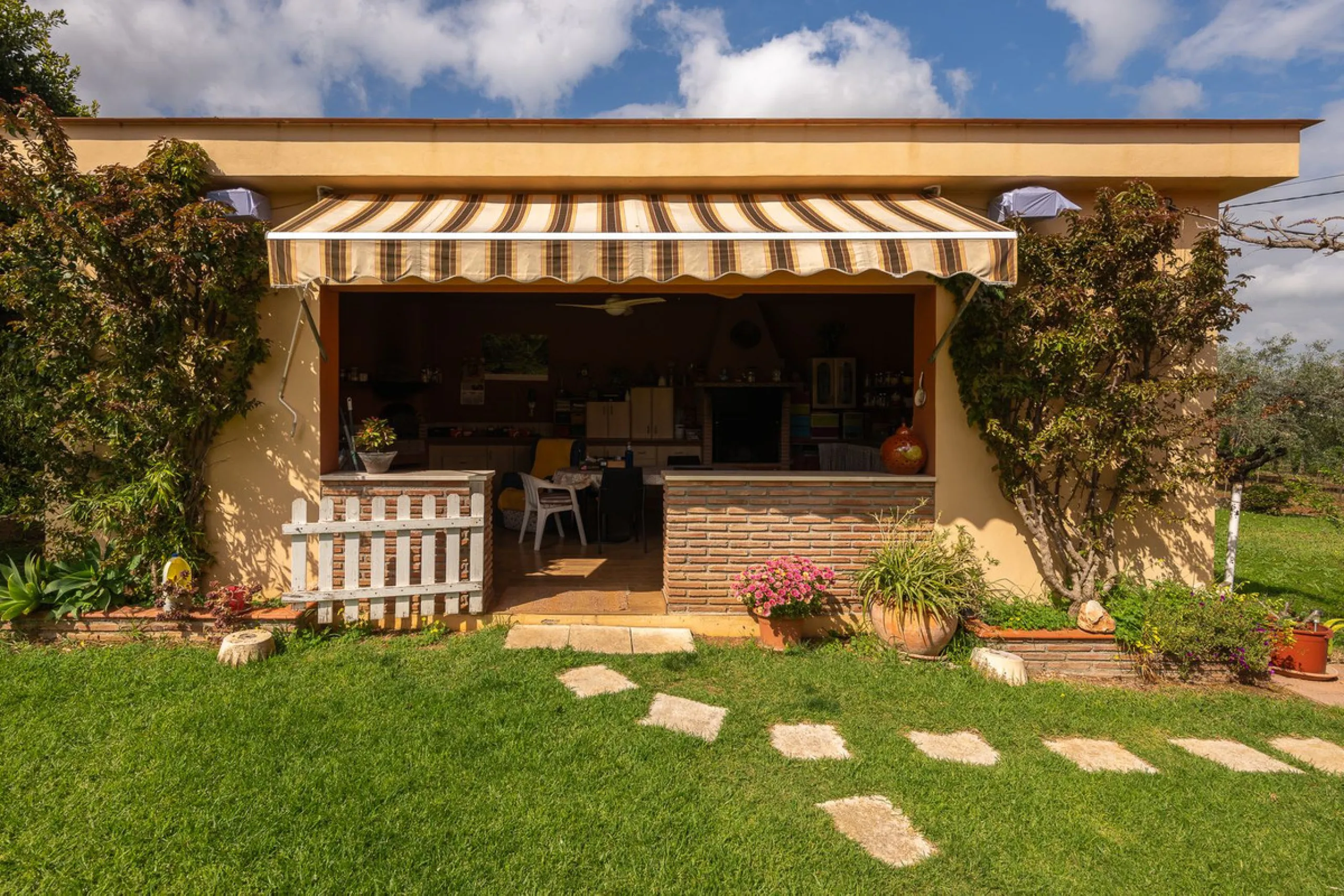 An unbeatable 11,000 m2 finca with views of the Alhaurin mountains and just 5 minutes from Lauro Golf. Within its perimeter there is a house in one level plus an independent apartment having both properties access from a really spacious cover porch. The m
