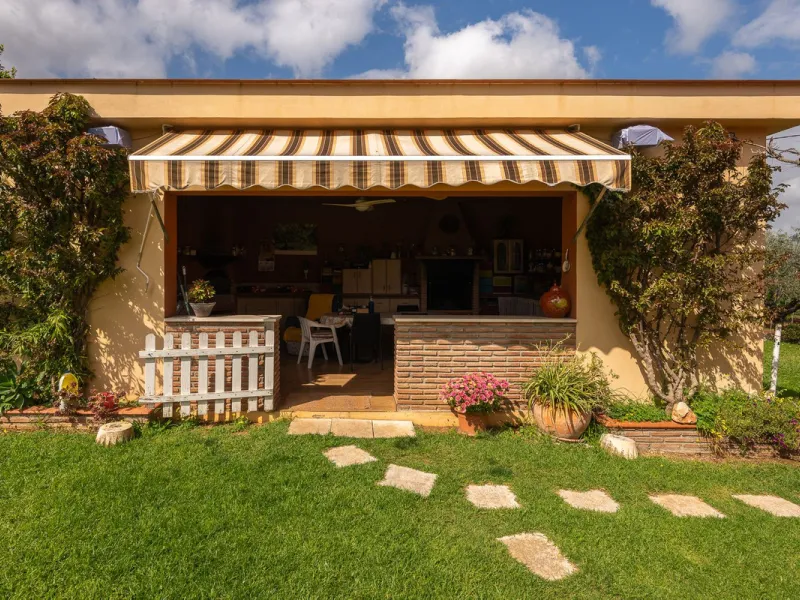 An unbeatable 11,000 m2 finca with views of the Alhaurin mountains and just 5 minutes from Lauro Golf. Within its perimeter there is a house in one level plus an independent apartment having both properties access from a really spacious cover porch. The m