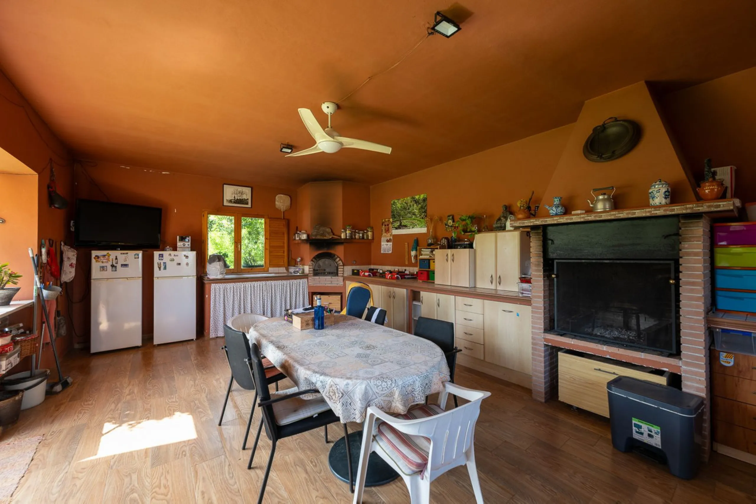 An unbeatable 11,000 m2 finca with views of the Alhaurin mountains and just 5 minutes from Lauro Golf. Within its perimeter there is a house in one level plus an independent apartment having both properties access from a really spacious cover porch. The m