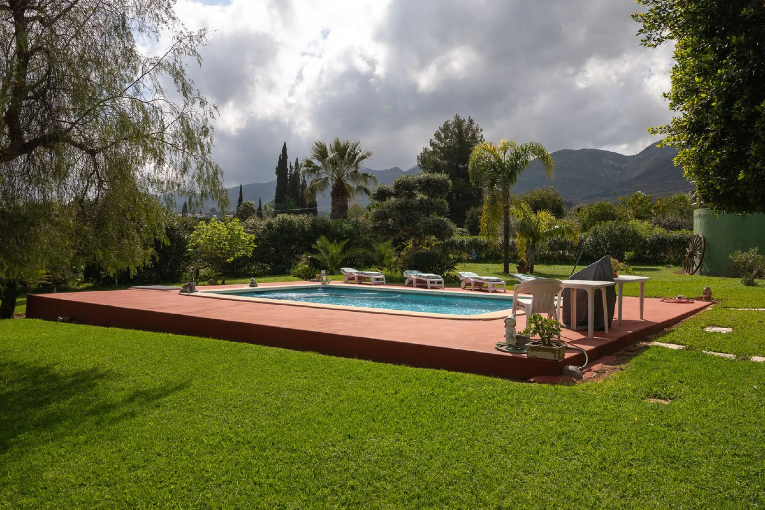 An unbeatable 11,000 m2 finca with views of the Alhaurin mountains and just 5 minutes from Lauro Golf. Within its perimeter there is a house in one level plus an independent apartment having both properties access from a really spacious cover porch. The m