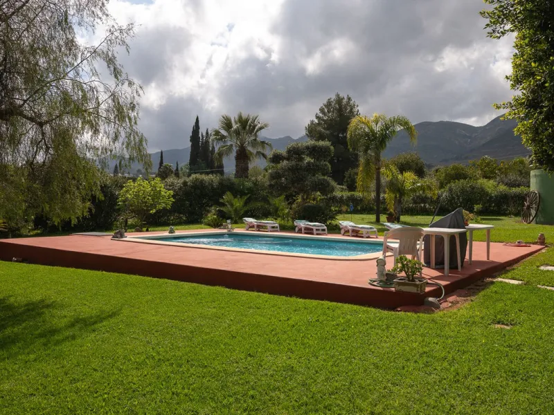 An unbeatable 11,000 m2 finca with views of the Alhaurin mountains and just 5 minutes from Lauro Golf. Within its perimeter there is a house in one level plus an independent apartment having both properties access from a really spacious cover porch. The m
