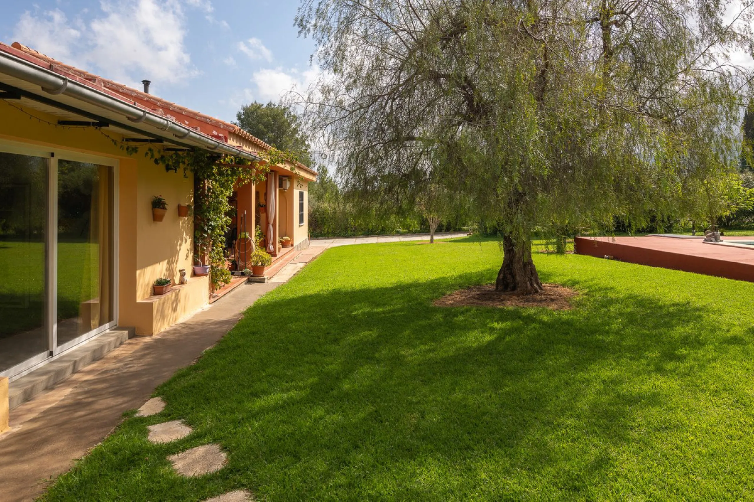 An unbeatable 11,000 m2 finca with views of the Alhaurin mountains and just 5 minutes from Lauro Golf. Within its perimeter there is a house in one level plus an independent apartment having both properties access from a really spacious cover porch. The m