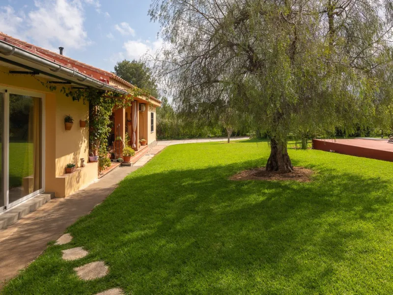An unbeatable 11,000 m2 finca with views of the Alhaurin mountains and just 5 minutes from Lauro Golf. Within its perimeter there is a house in one level plus an independent apartment having both properties access from a really spacious cover porch. The m
